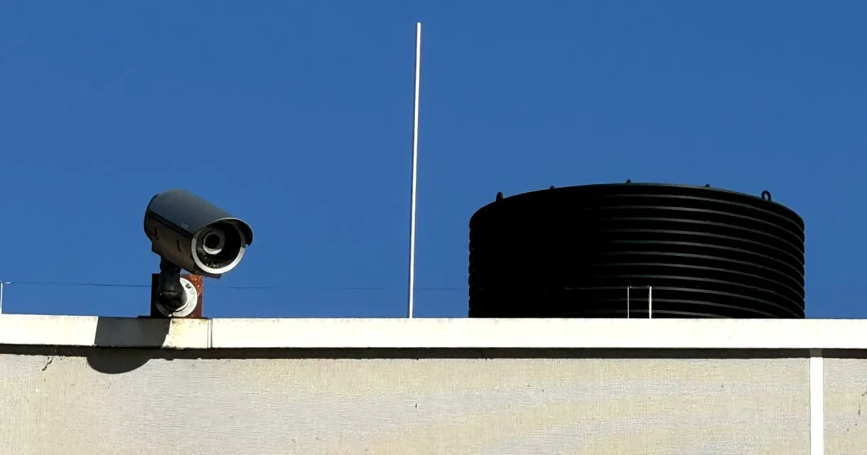 Beratung - Gebäude mit Videoüberwachung auf dem Dach · ECOS<sup>®</sup>