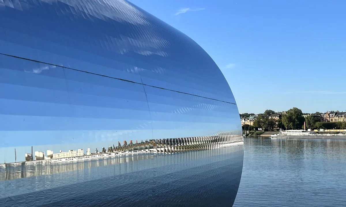 Kunstobjekt mit Spiegeln und Blick über den Rhein auf die Stadt Mainz · ECOS<sup>®</sup>